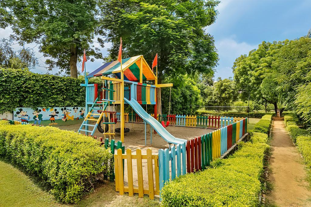 Trident Agra Ξενοδοχείο Agra  Εξωτερικό φωτογραφία Playground at the park