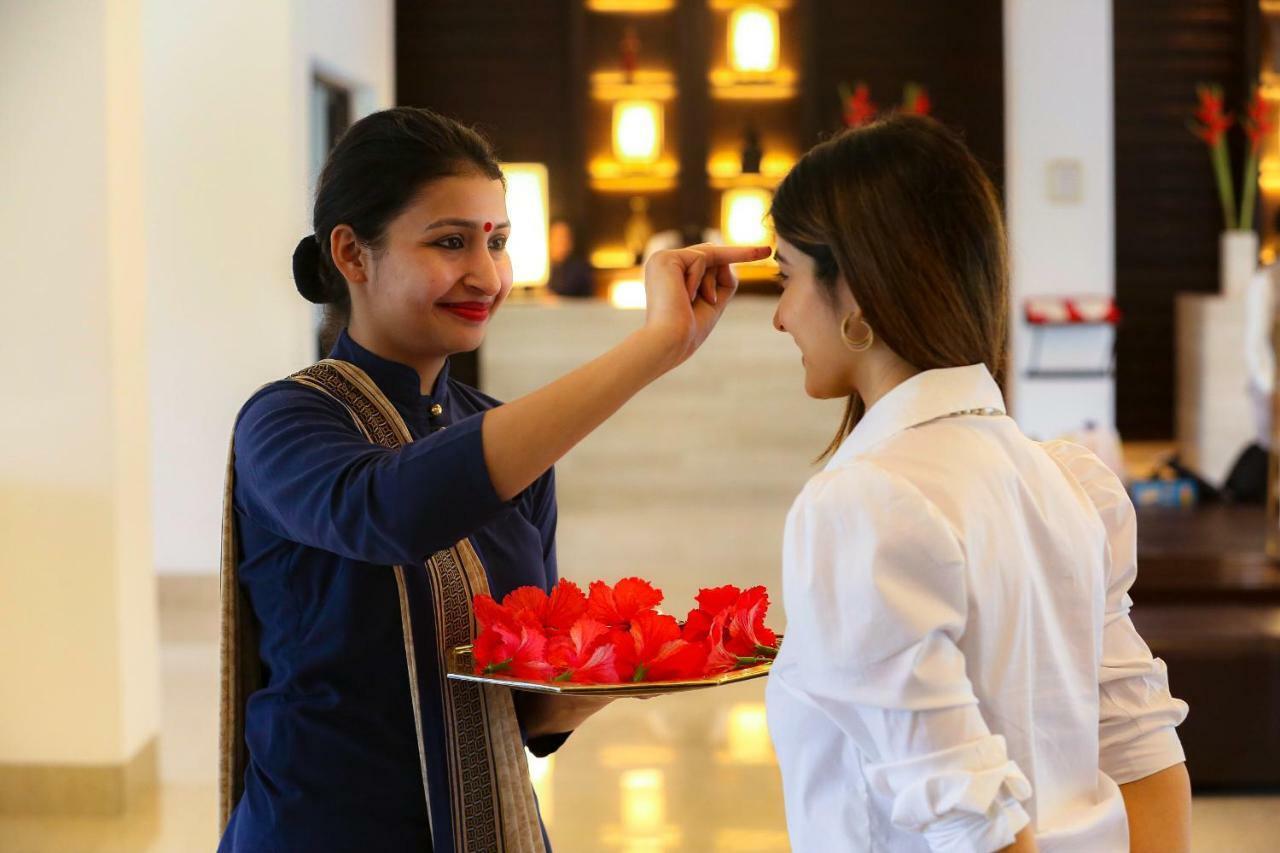 Trident Agra Ξενοδοχείο Agra  Εξωτερικό φωτογραφία A hotel staff welcoming a guest