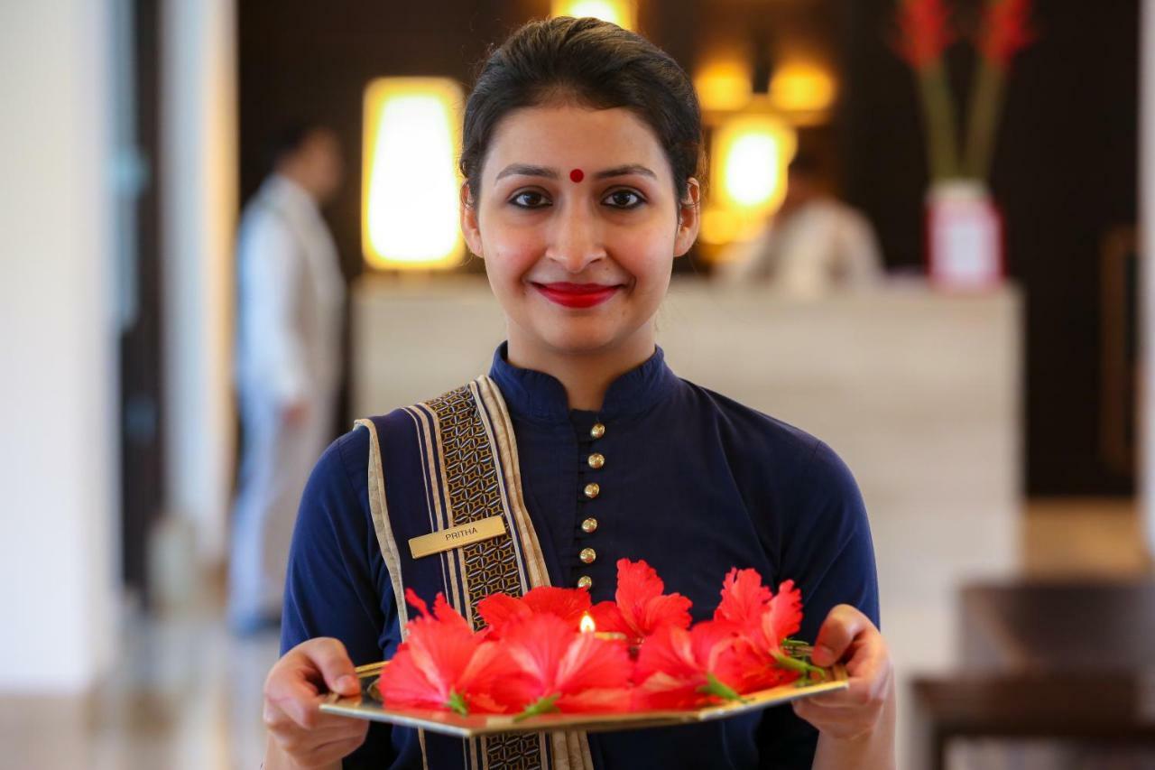 Trident Agra Ξενοδοχείο Agra  Εξωτερικό φωτογραφία A hotel employee in India