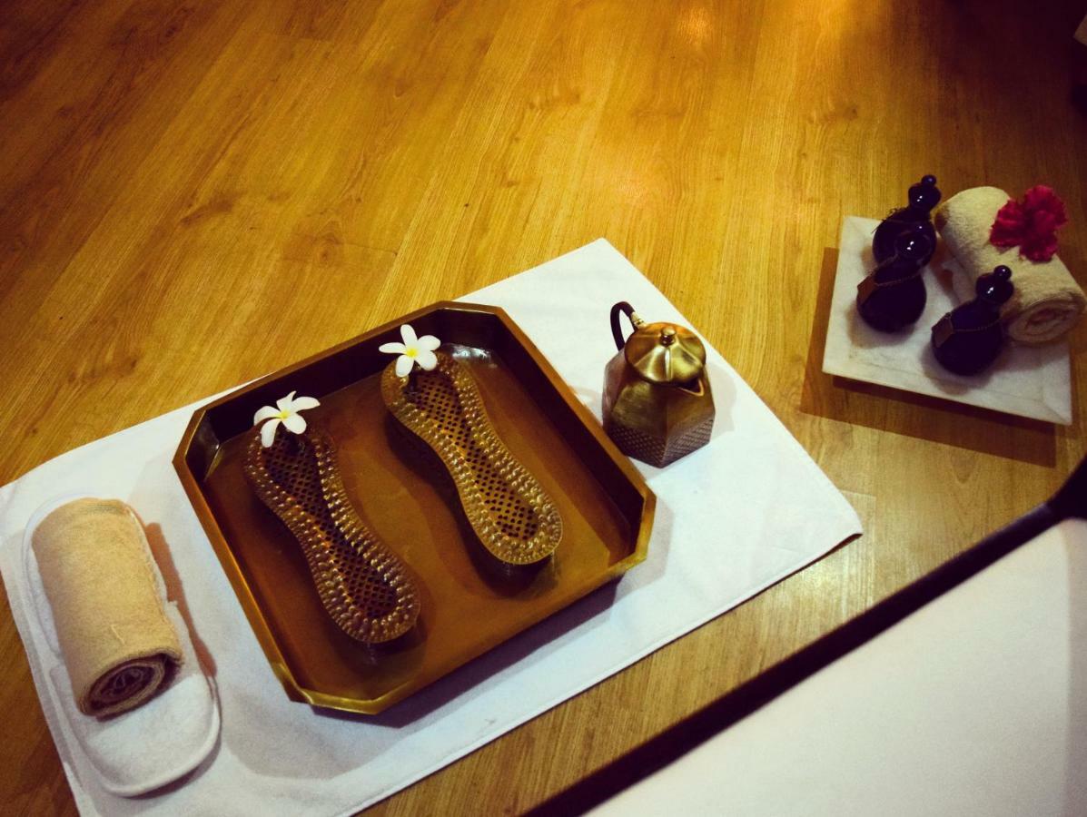 Trident Agra Ξενοδοχείο Agra  Εξωτερικό φωτογραφία A set of traditional Korean massage tools