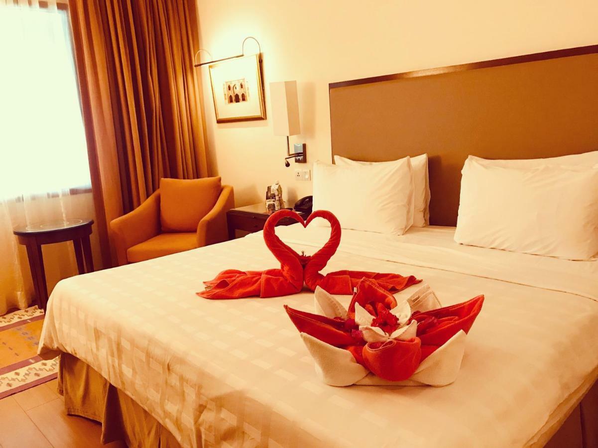 Trident Agra Ξενοδοχείο Agra  Εξωτερικό φωτογραφία A bed with a heart-shaped towel