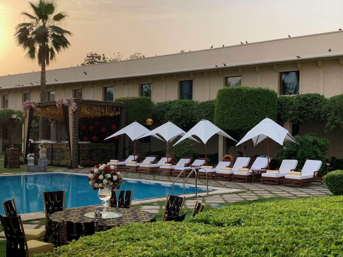 Trident Agra Ξενοδοχείο Agra  Εξωτερικό φωτογραφία The pool at the hotel