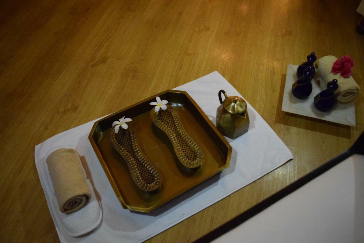 Trident Agra Ξενοδοχείο Agra  Εξωτερικό φωτογραφία A set of traditional Thai massage tools