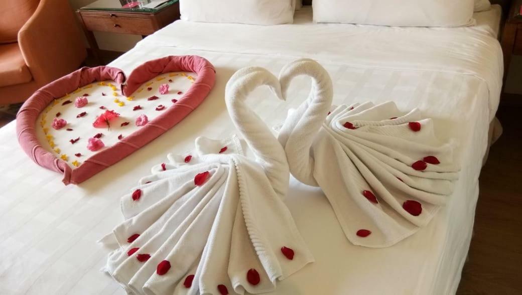 Trident Agra Ξενοδοχείο Agra  Εξωτερικό φωτογραφία Towel swans